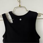 Lululemon Mastered Motion Cropped Tank Top Size 4 Built-In Bra Black Photo 6
