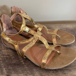 Kenneth Cole  Reaction Strappy  Gold Sandals Women’s Size 9 Double Buckle Photo 0