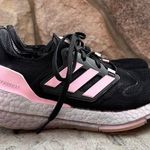 Adidas WMNS Ultraboost 22
HP2480 - Size 7. Black and Lilac, Running Shoe Photo 0