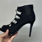 Jennifer Lopez Black Heeled Shoes with Classic Silhouette Photo 5