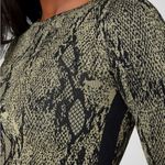 Fabletics NWT Kamila Snakeskin Seamless Athletic Top Green Black Size Medium Photo 2