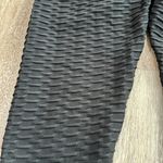 NWOT famous TikTok leggings. Scrunchies in the back. Size small Black Photo 1