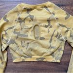 Gymshark  Women’s Camouflage Yellow Long Sleeve Gym Crop Top Shirt Size Medium Photo 6