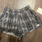 Vuori Black and white shorts Photo 1