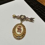 Avon Cupid Dangle Locket Brooch Pin Gold Tone Heart Arrow Rhinestone Faux Pearl Photo 2