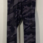 Old Navy Women Black Camo Go-Dry 3/4 Ankle Elevate Leggings Size M NWT Photo 0