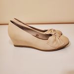 Baretraps  Memory Insole Beige Wedge Round Toe Bow Photo 1