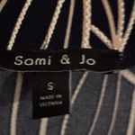 Sami & Jo •‎ embroidered blue white tee detail small Photo 1
