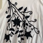 White skirt with black floral appliqué Photo 1