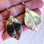 Gold tone leaf post earrings Photo 5