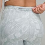 Lululemon New Swift Speed High Rise 8” Shorts Chevron Silver Blue White size 4 Photo 2