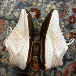 New Balance Women's 520 V7 Running Shoe Photo 3