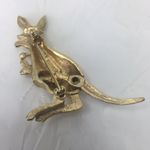 Vintage Kangaroo & Baby Joey Brooch Pin ARTICULATED Moving Tail & Baby By Avon Gold Photo 3