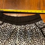 Lululemon Shorts Women Sz 4 Black Blue Tracker 4 Way Stretch Ace Spot Print Photo 5