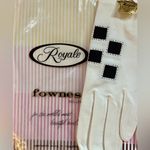 Vintage New Old Stock White and Navy Women's Gloves Photo 3