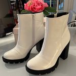 Wild Pair  white boots size 10 new without box Photo 1