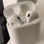 Apple Airpods (& case) Photo 0