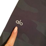 Alo Yoga  Women’s Size M High Waist Vapor Legging Black Green Camo Camp Print New Photo 5