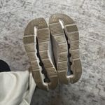 Oncloud Women’s Tennis shoes Women’s 7 Like New barely worn too small for me White Photo 6