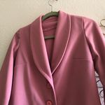 80s baby pink blazer with large lapel 4 buttons and front pocket Fits as a true US size S. Photo 0