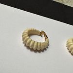 Vintage Signed Vogue Carved Appearance Cream Clip On Non Earrings Gold Tone Photo 5