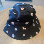 Alice + Olivia new adult one size reversible daisy bucket hat A1 2826 Photo 0