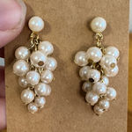 Cluster faux pearl grape style dangle pierced earrings White Photo 0