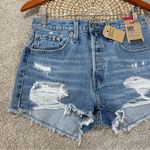 Levi's NWT Levi’s Women’s 501 Original Fit High Rise Jean Short 2.5” in Med Wash 28 Photo 4