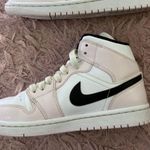 Air Jordan Women’s 1 MID Photo 0