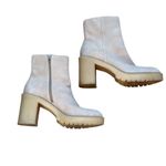 Dolce Vita Women’s Faux Suede Lug Sole Chelsea Heeled Boot Cream size 8.5 Tan Photo 3