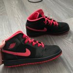 Air Jordan 1 Mid GS 'Black Fusion Red' Photo 6
