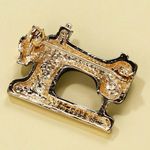 Sewing machine brooch Photo 2
