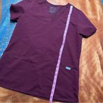 FIGS Casma 3 pocket v neck scrub top small burgundy Photo 5