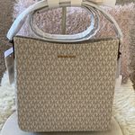 Michael Kors NWT Jet Set Travel Large Logo
Messenger Bag Photo 4