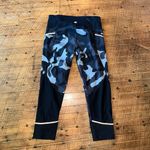 Athleta  black camo relay cropped S Athleisure leggings Photo 3