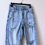 American Eagle  Mom Straight Jeans AE Distressed Light Wash  SZ 00 Reg Photo 3