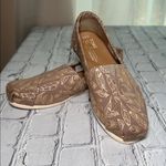 Toms  Women's Metallic Tan and Copper Gold Leaf Pattern slip on Flats size 5.5 Photo 1