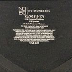 No Boundaries  Lips Tshirt Photo 5