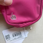 Lululemon Everywhere Belt Bag Nano - Raspberry coulis Photo 1