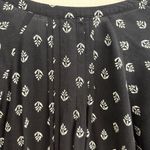 Old Navy Floral Black and White Patterned Women's V-Neck Large Top Photo 4