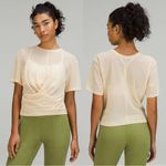 Lululemon Women’s Lightweight Mesh Reversible Yoga T-Shirt in Prosecco Size 0 Photo 0