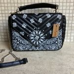 🩵NWT🩵 BANDANA PRINT FAUX LEATHER LOOK CROSS BODY/CLUTCH PURSE 9”x7”W/CHAIN STRAP Black Photo 0