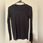 Lululemon  Swiftly Tech Long Sleeve Crew
Black Cherry / Black
W3AZHS
Size 8 Photo 1