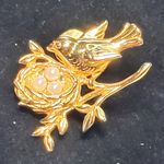 Elegant Mother Bird 3 Eggs Faux Pearls Gold Tone Brooch Pin Unsigned 1" Photo 0