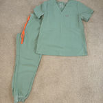 Large Zamora  Jogger Scrub Pants + Medium Catarina figs scrub top Photo 0