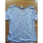 White House | Black Market  light blue v-neck feathers‎ tshirt size medium Photo 3