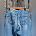 American Eagle π¦
Distressed MOM Jeans Photo 14