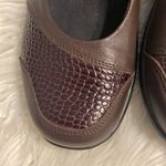 Aetrex  customizes comfort shoes left shoe is size 8.5W and right shoe is size 9 Photo 5