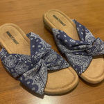 Minnetonka  Womens Sarong Blue/White Bandana Slide Sandals Shoes Size 7W Photo 0