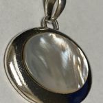 Silver Tone Oval Mother of Pearl Shell Pendant for Necklace Vintage, Unmarked. Photo 2